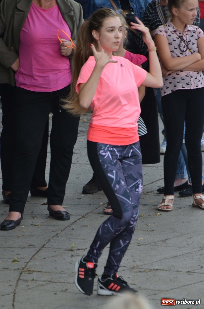 Zdjęcie w galerii na portalu naszraciborz.pl: Wakacyjne Latino Dance w parku m. Roth  wiadomości z regionu