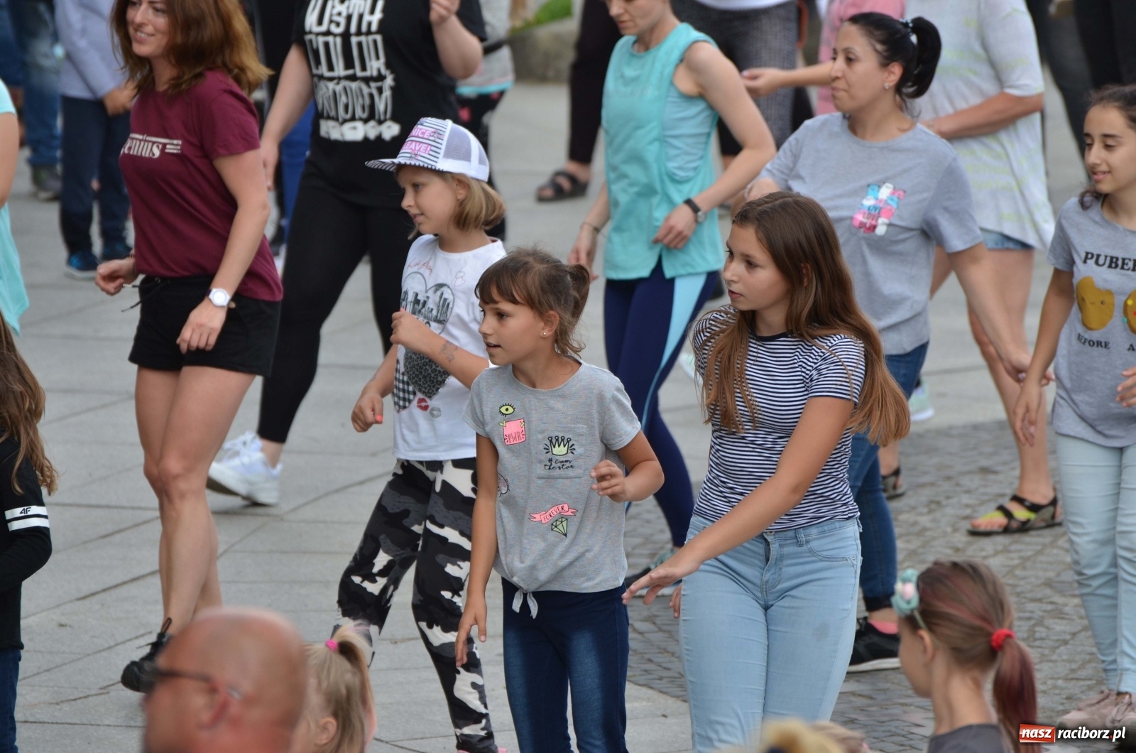 Zdjęcie w galerii na portalu naszraciborz.pl: Wakacyjne Latino Dance w parku m. Roth  wiadomości z regionu