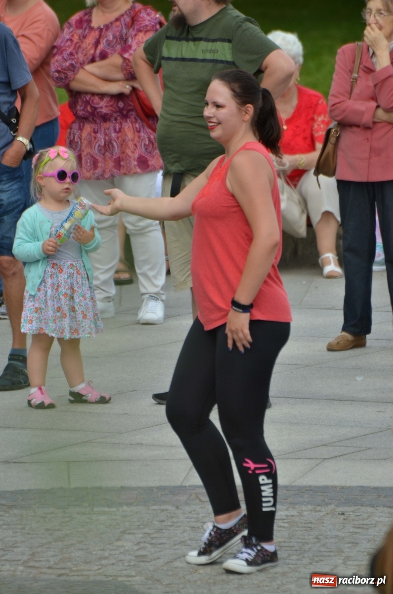 Zdjęcie w galerii na portalu naszraciborz.pl: Wakacyjne Latino Dance w parku m. Roth  wiadomości z regionu