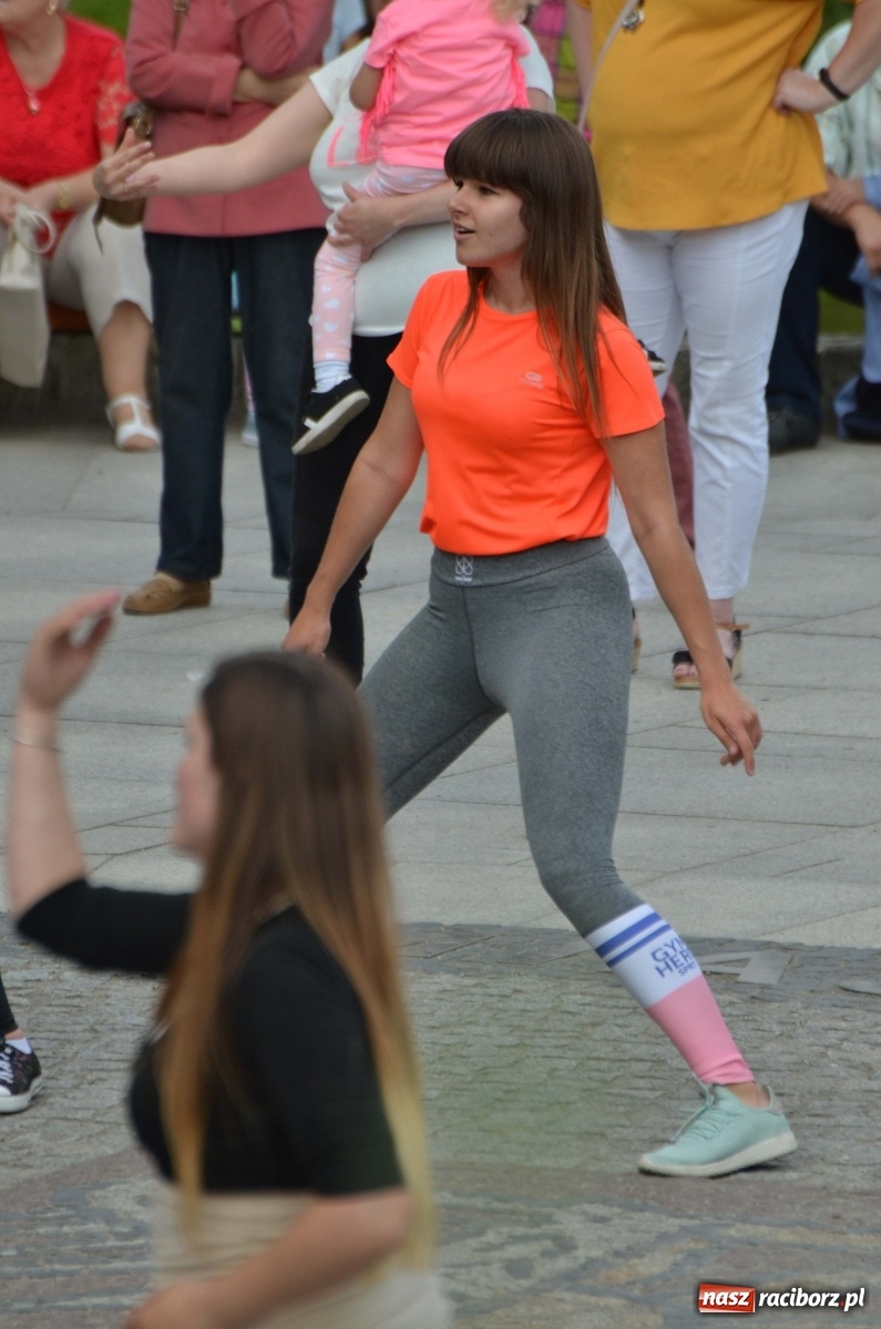 Zdjęcie w galerii na portalu naszraciborz.pl: Wakacyjne Latino Dance w parku m. Roth  wiadomości z regionu