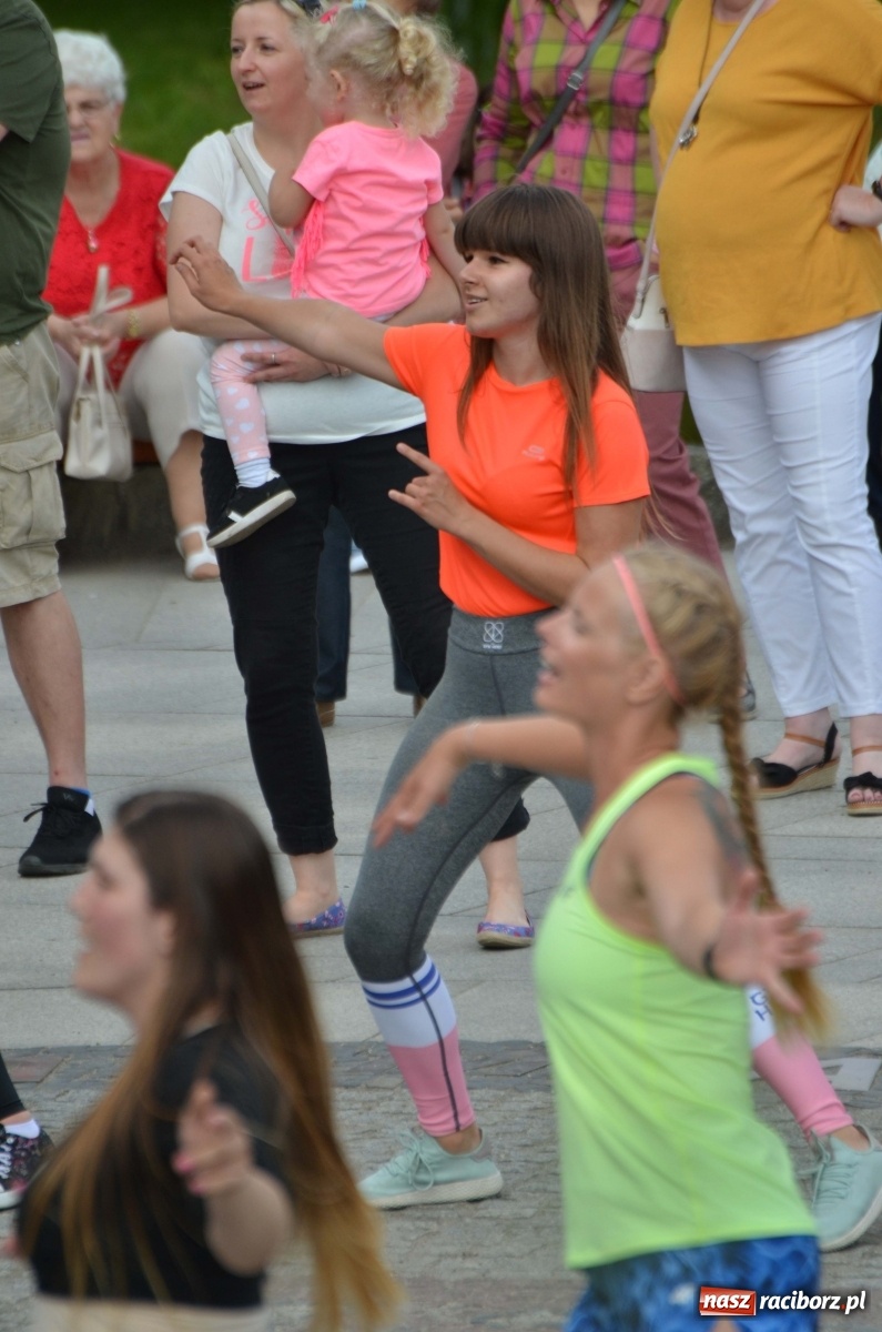Zdjęcie w galerii na portalu naszraciborz.pl: Wakacyjne Latino Dance w parku m. Roth  wiadomości z regionu