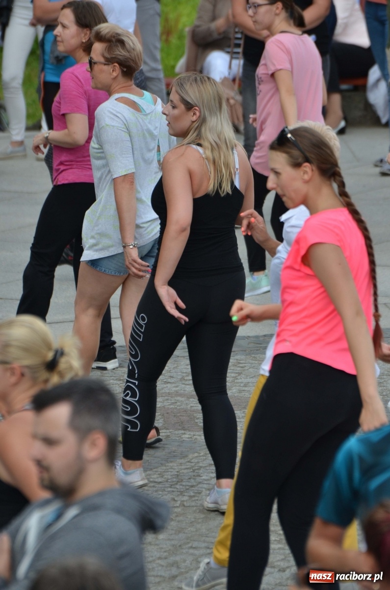 Zdjęcie w galerii na portalu naszraciborz.pl: Wakacyjne Latino Dance w parku m. Roth  wiadomości z regionu