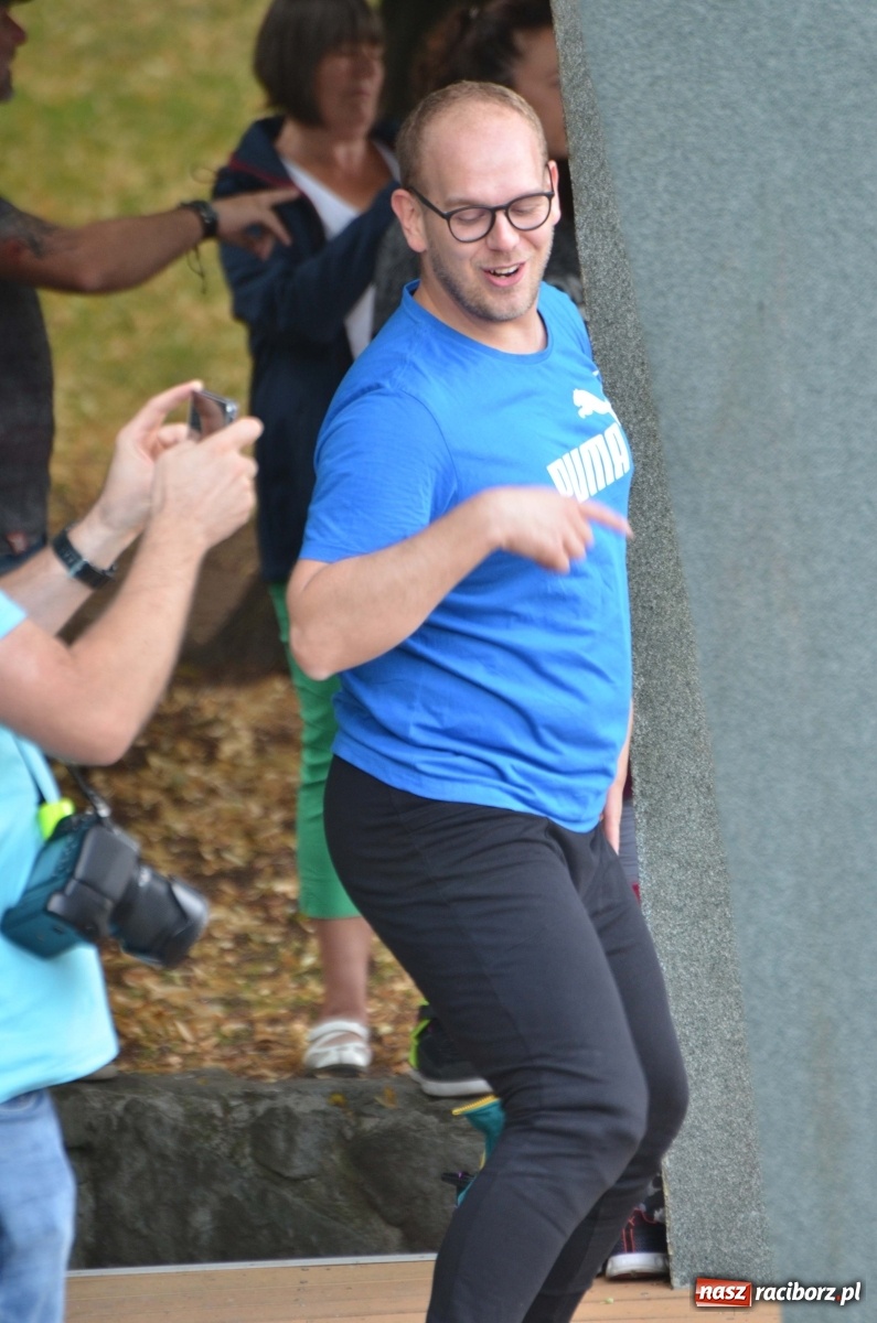 Zdjęcie w galerii na portalu naszraciborz.pl: Wakacyjne Latino Dance w parku m. Roth  wiadomości z regionu