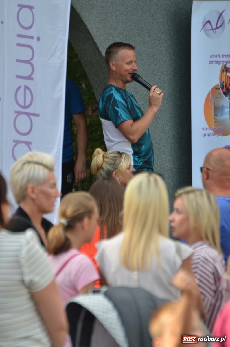 Zdjęcie w galerii na portalu naszraciborz.pl: Wakacyjne Latino Dance w parku m. Roth  wiadomości z regionu