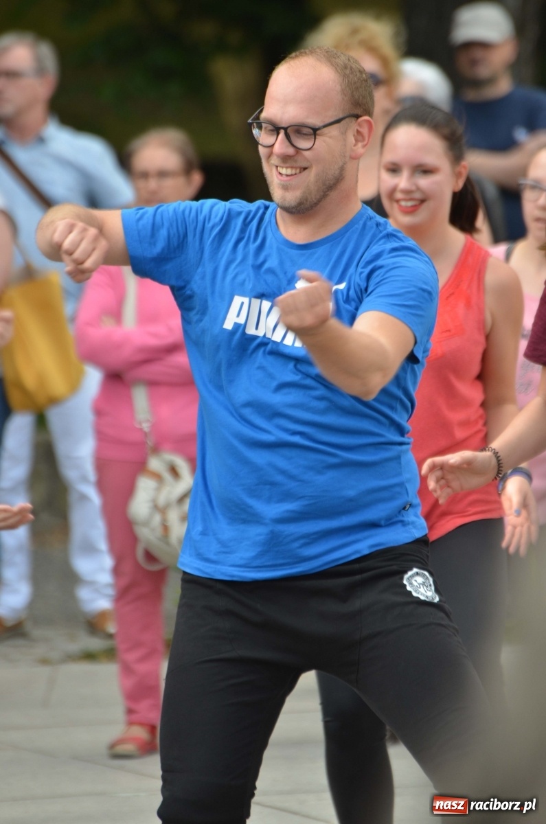 Zdjęcie w galerii na portalu naszraciborz.pl: Wakacyjne Latino Dance w parku m. Roth  wiadomości z regionu
