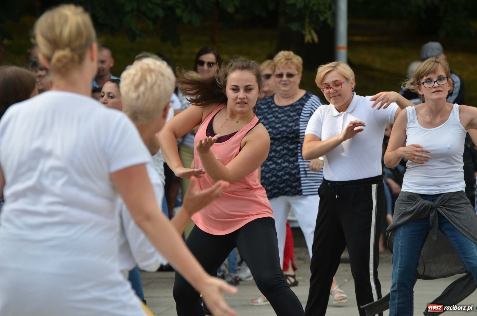 Zdjęcie w galerii na portalu naszraciborz.pl: Wakacyjne Latino Dance w parku m. Roth  wiadomości z regionu
