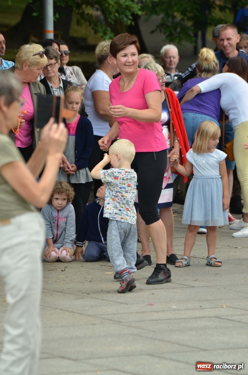 Zdjęcie w galerii na portalu naszraciborz.pl: Wakacyjne Latino Dance w parku m. Roth  wiadomości z regionu