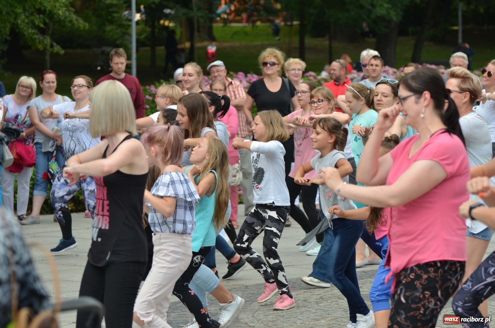 Zdjęcie w galerii na portalu naszraciborz.pl: Wakacyjne Latino Dance w parku m. Roth  wiadomości z regionu