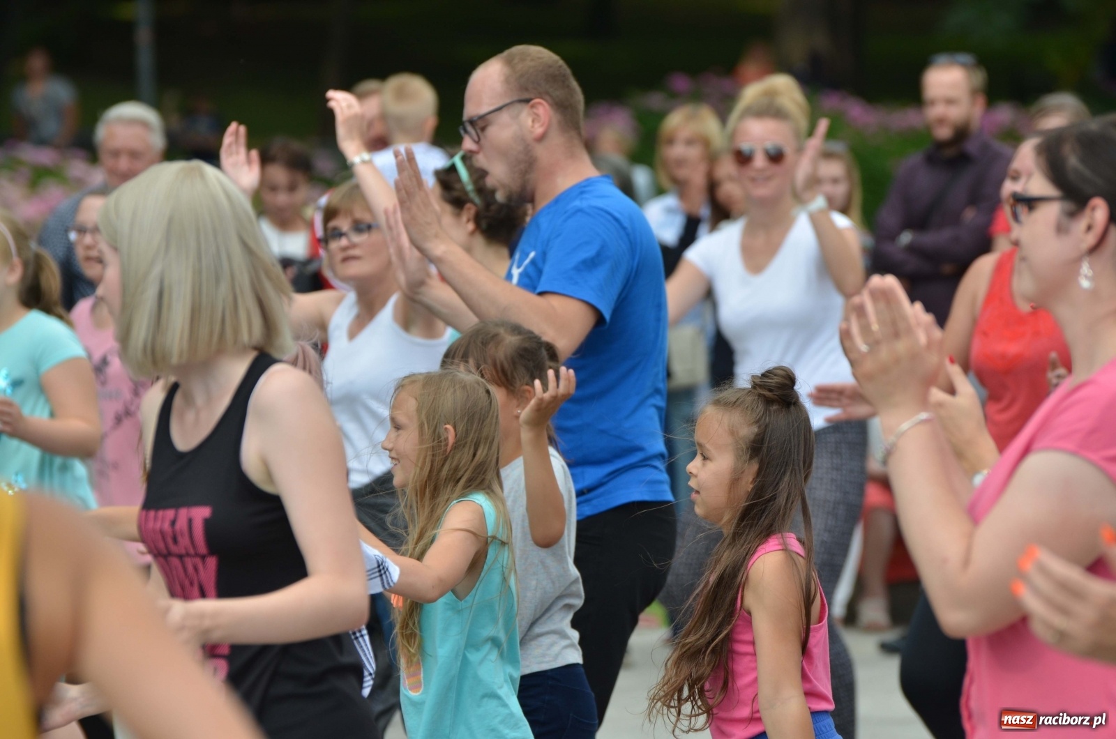 Zdjęcie w galerii na portalu naszraciborz.pl: Wakacyjne Latino Dance w parku m. Roth  wiadomości z regionu