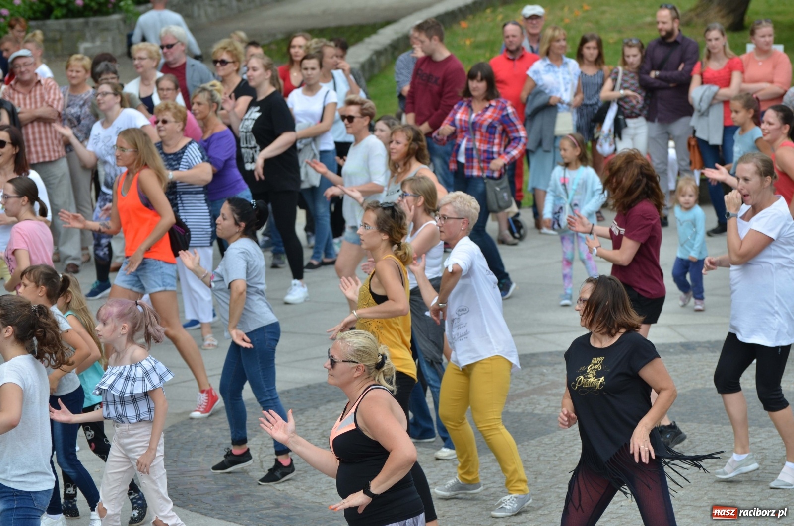 Zdjęcie w galerii na portalu naszraciborz.pl: Wakacyjne Latino Dance w parku m. Roth  wiadomości z regionu