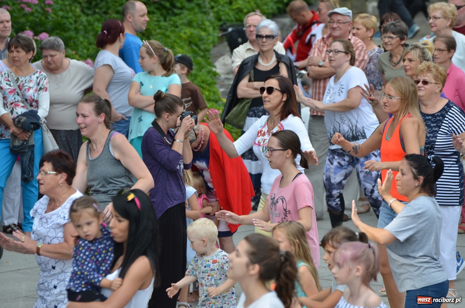Zdjęcie w galerii na portalu naszraciborz.pl: Wakacyjne Latino Dance w parku m. Roth  wiadomości z regionu