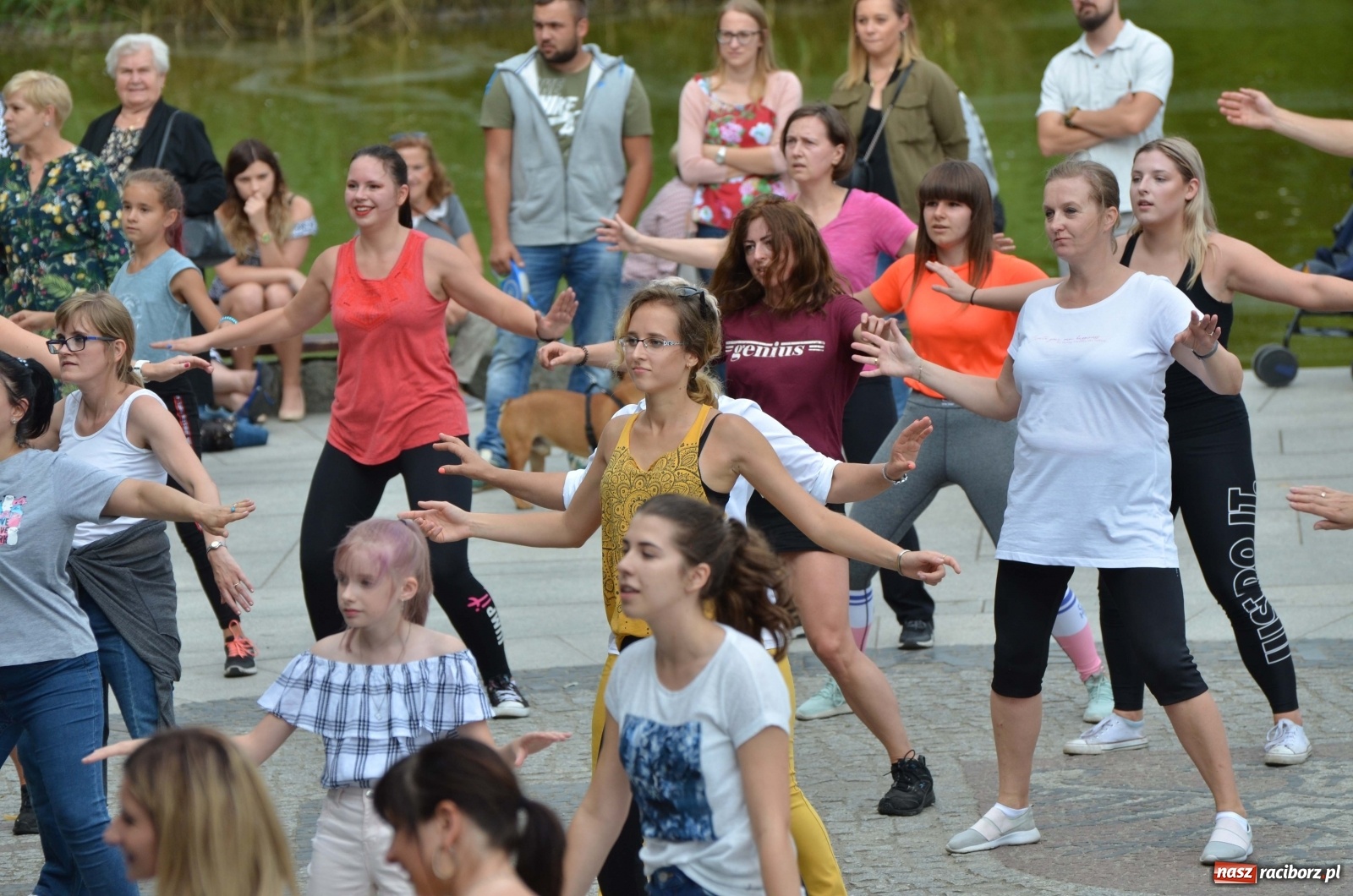 Zdjęcie w galerii na portalu naszraciborz.pl: Wakacyjne Latino Dance w parku m. Roth  wiadomości z regionu