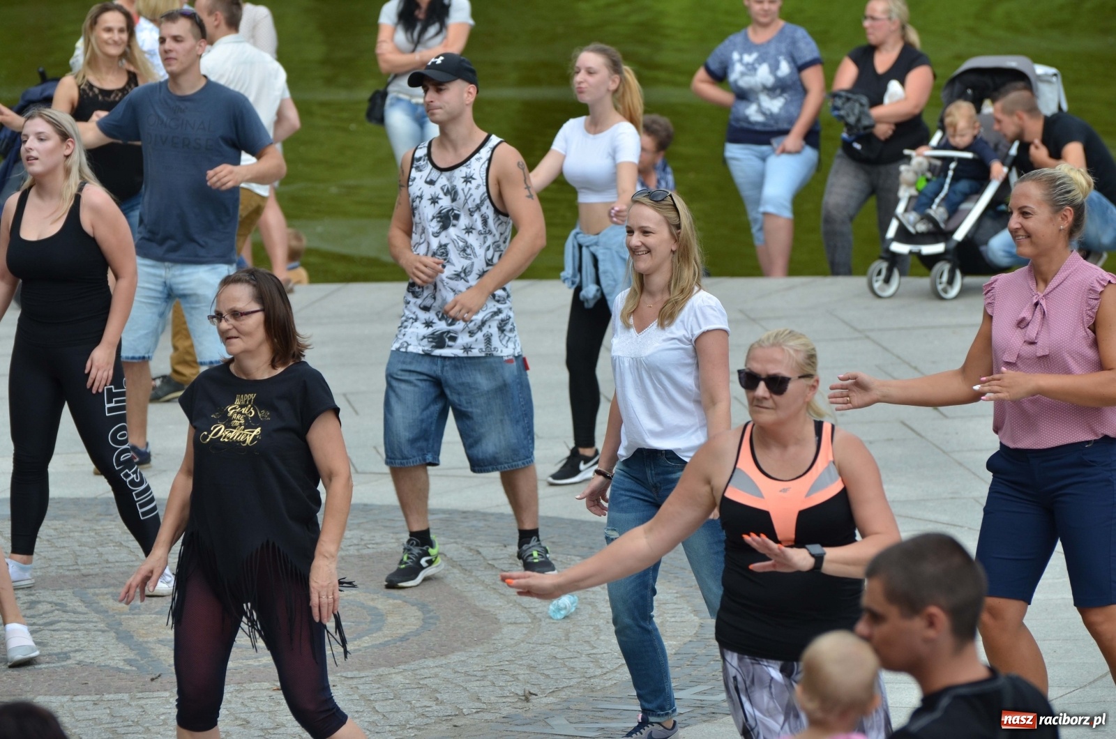 Zdjęcie w galerii na portalu naszraciborz.pl: Wakacyjne Latino Dance w parku m. Roth  wiadomości z regionu