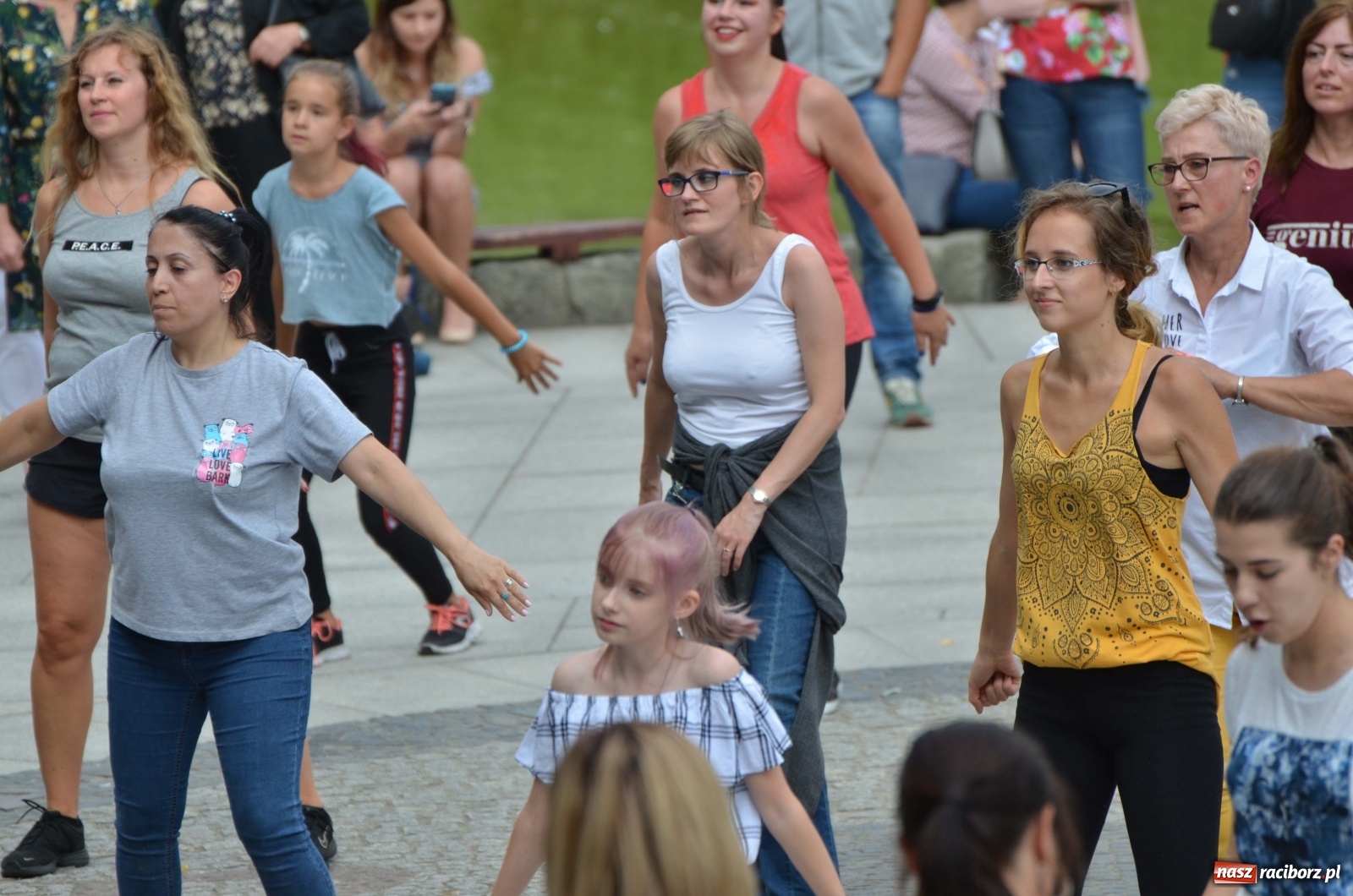 Zdjęcie w galerii na portalu naszraciborz.pl: Wakacyjne Latino Dance w parku m. Roth  wiadomości z regionu