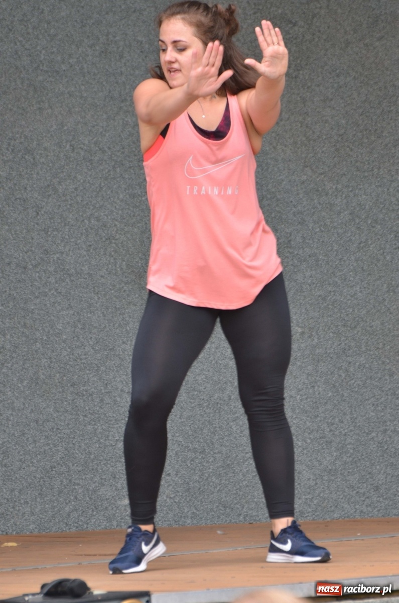 Zdjęcie w galerii na portalu naszraciborz.pl: Wakacyjne Latino Dance w parku m. Roth  wiadomości z regionu