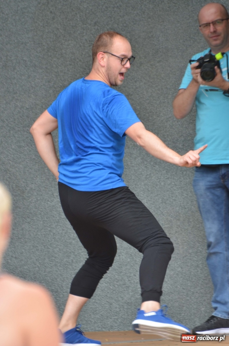 Zdjęcie w galerii na portalu naszraciborz.pl: Wakacyjne Latino Dance w parku m. Roth  wiadomości z regionu