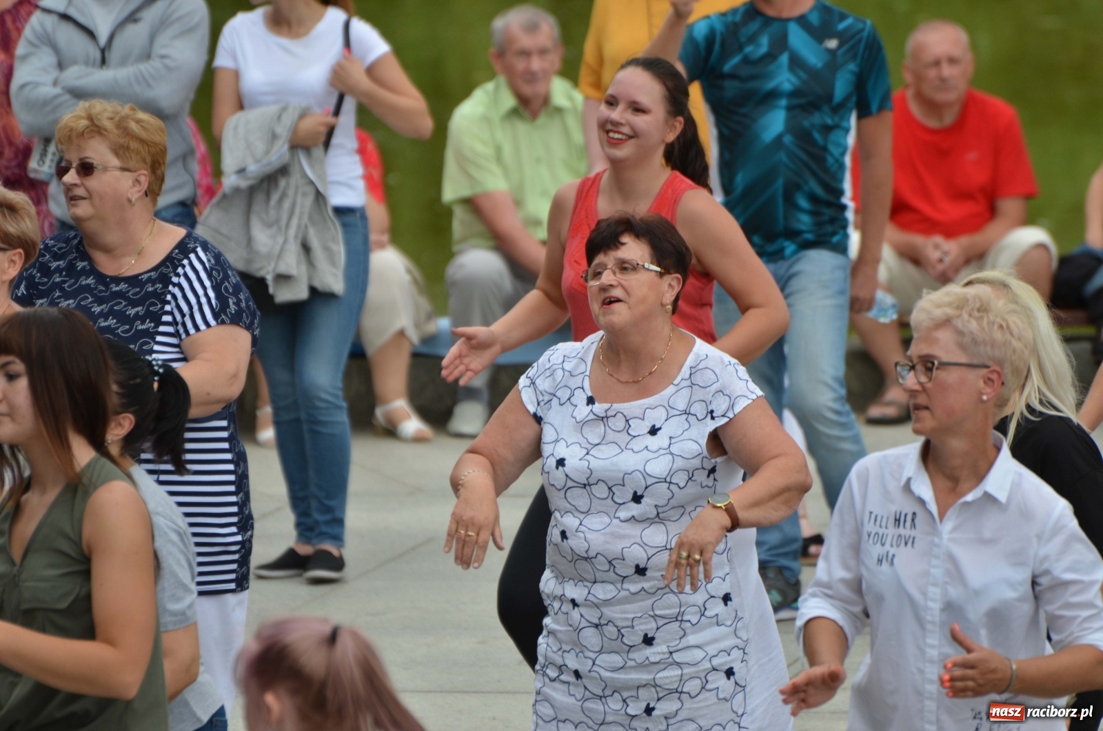 Zdjęcie w galerii na portalu naszraciborz.pl: Wakacyjne Latino Dance w parku m. Roth  wiadomości z regionu