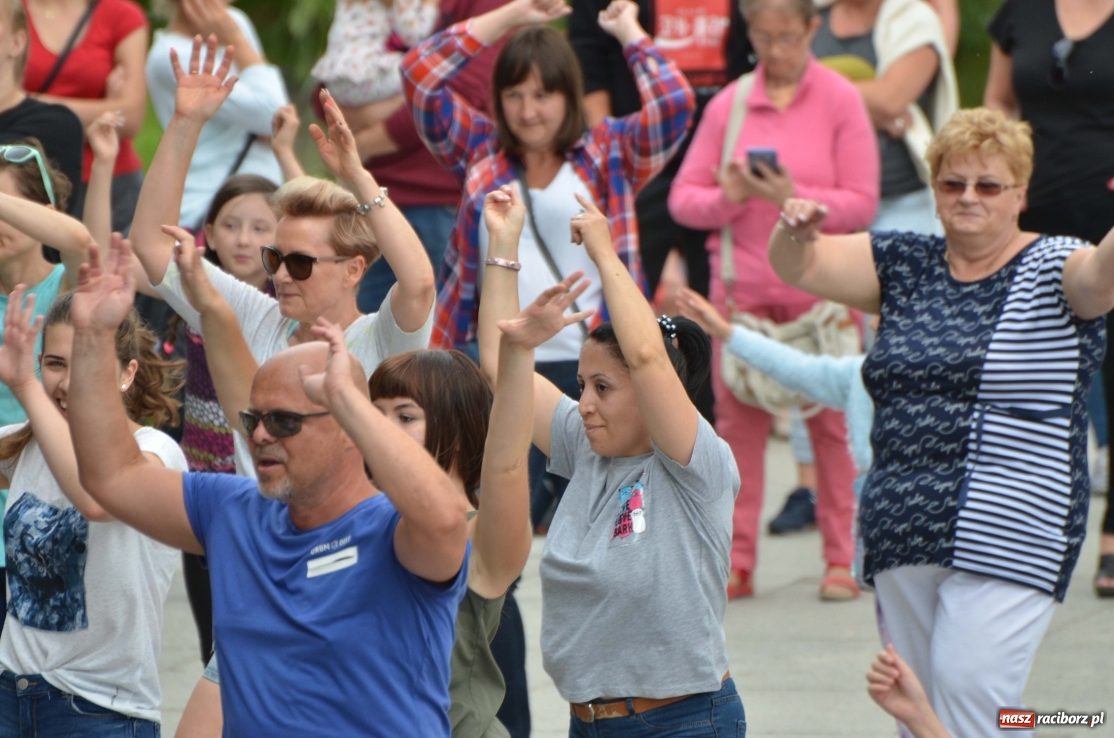 Zdjęcie w galerii na portalu naszraciborz.pl: Wakacyjne Latino Dance w parku m. Roth  wiadomości z regionu