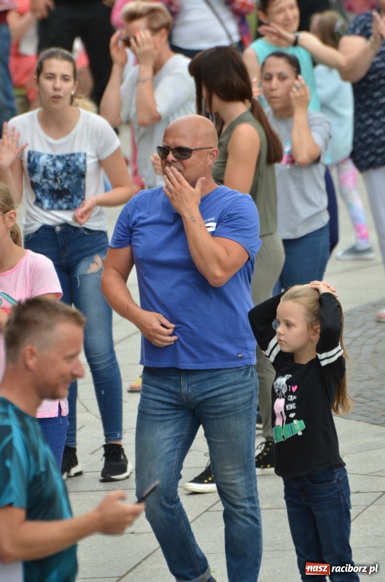 Zdjęcie w galerii na portalu naszraciborz.pl: Wakacyjne Latino Dance w parku m. Roth  wiadomości z regionu