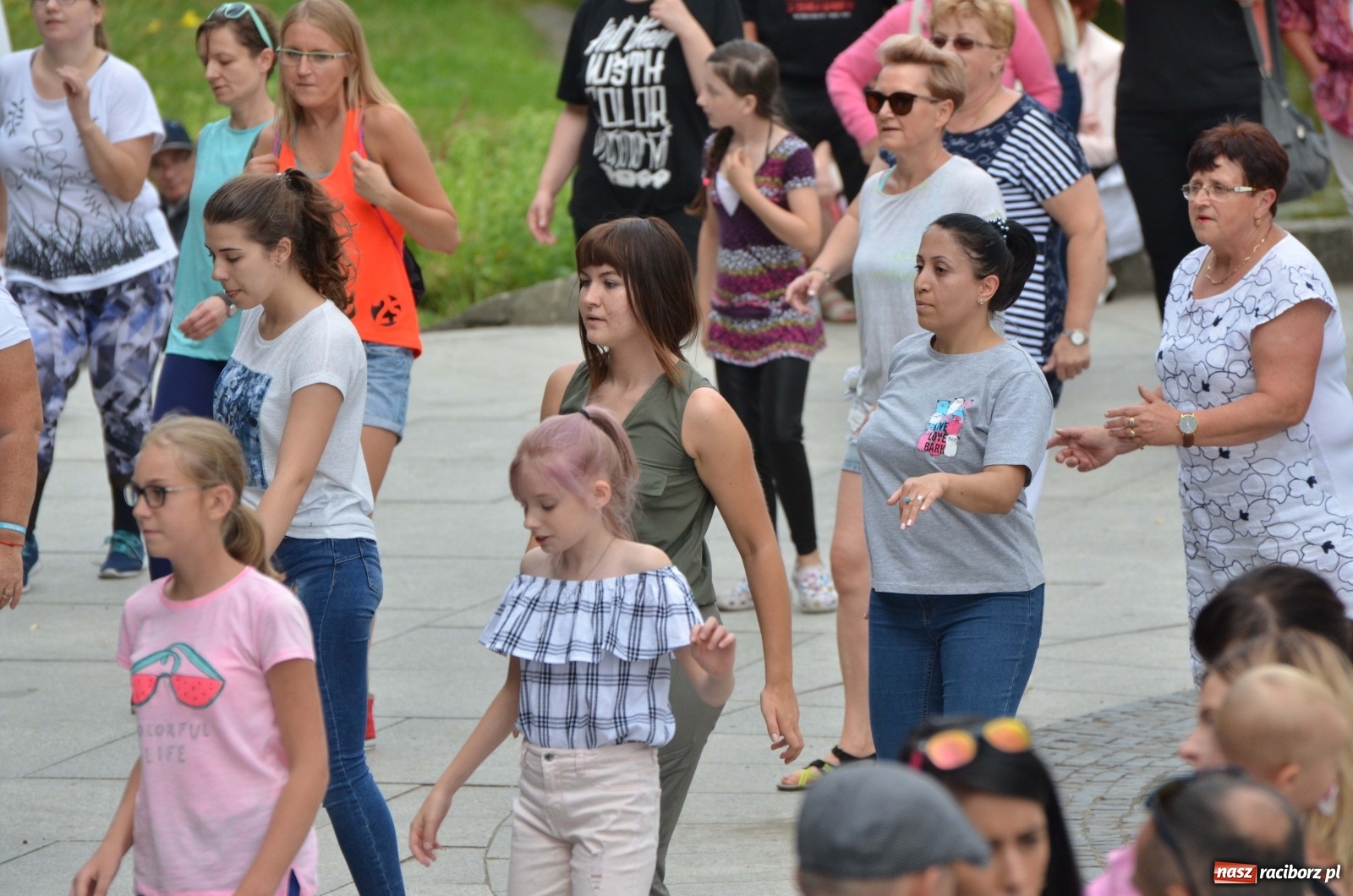 Zdjęcie w galerii na portalu naszraciborz.pl: Wakacyjne Latino Dance w parku m. Roth  wiadomości z regionu