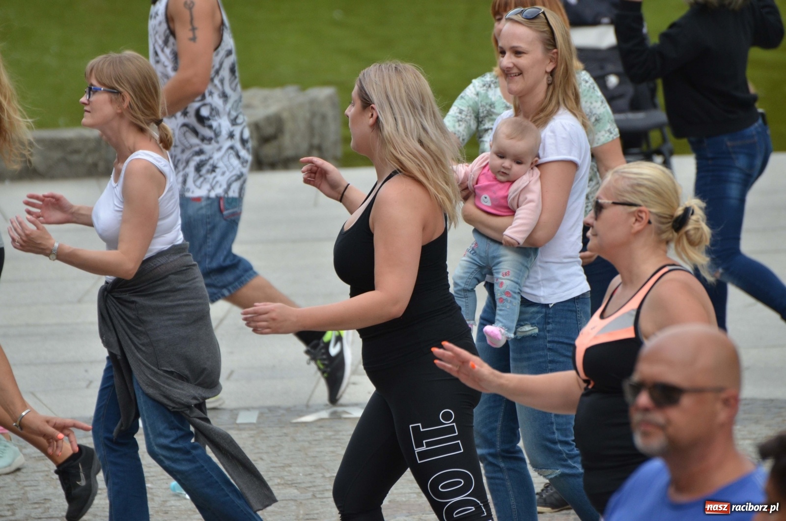 Zdjęcie w galerii na portalu naszraciborz.pl: Wakacyjne Latino Dance w parku m. Roth  wiadomości z regionu