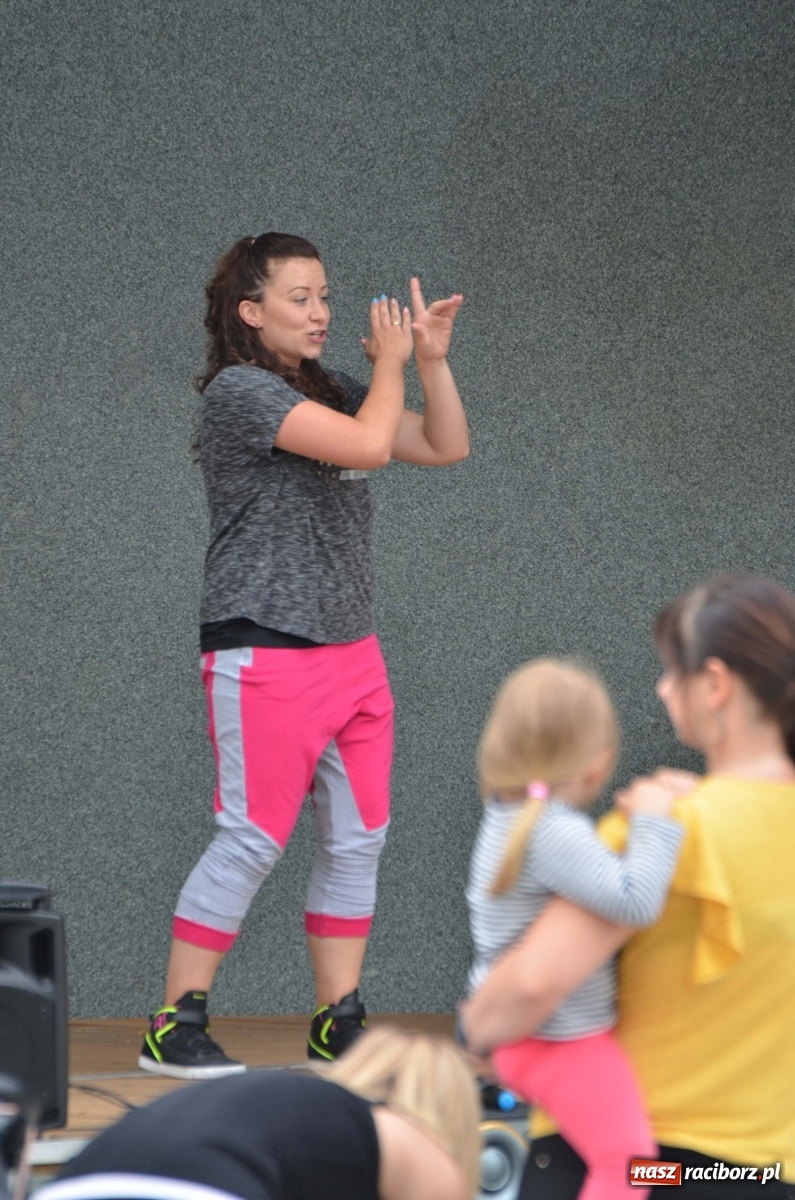 Zdjęcie w galerii na portalu naszraciborz.pl: Wakacyjne Latino Dance w parku m. Roth  wiadomości z regionu