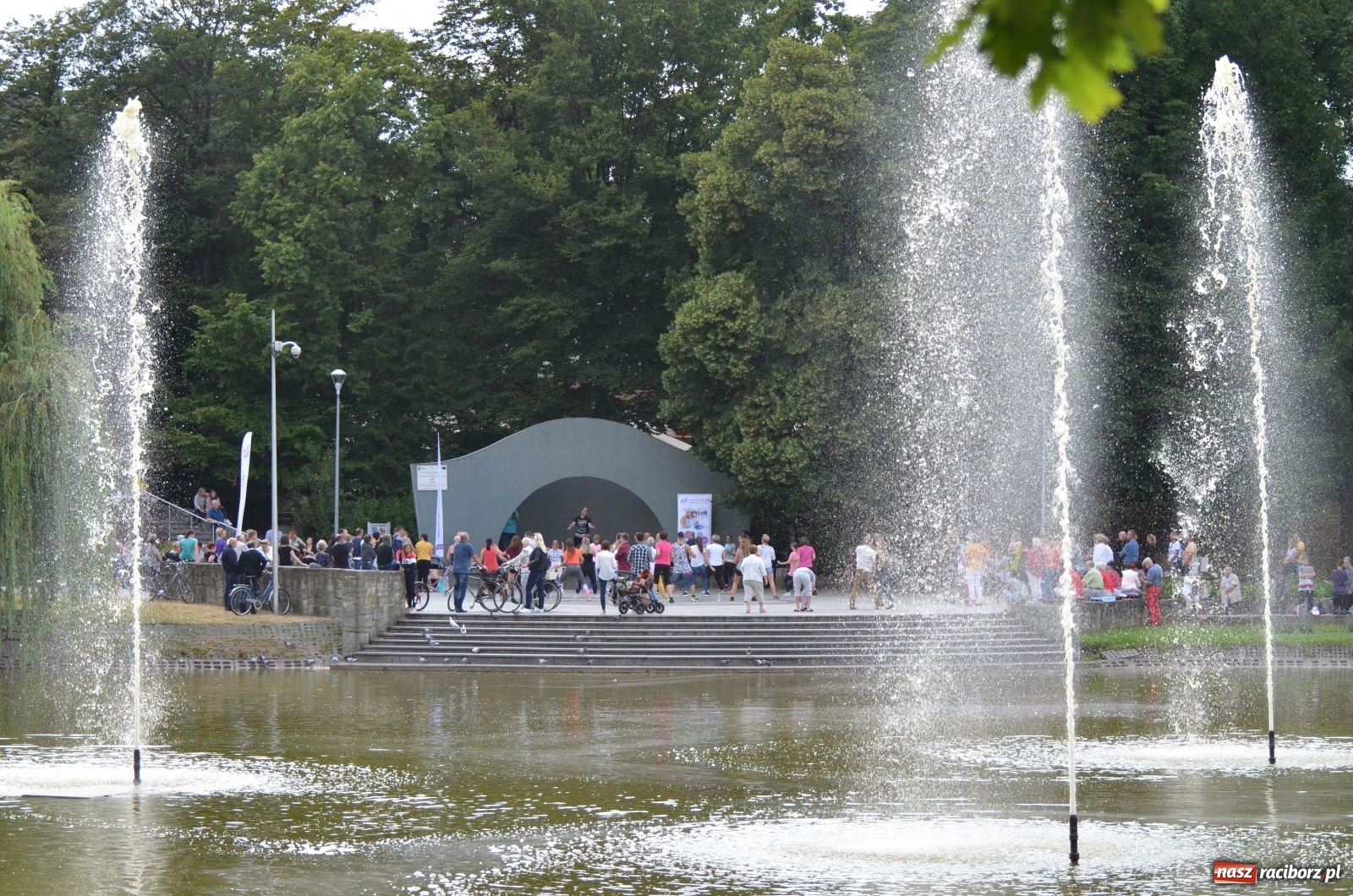 Zdjęcie w galerii na portalu naszraciborz.pl: Wakacyjne Latino Dance w parku m. Roth  wiadomości z regionu