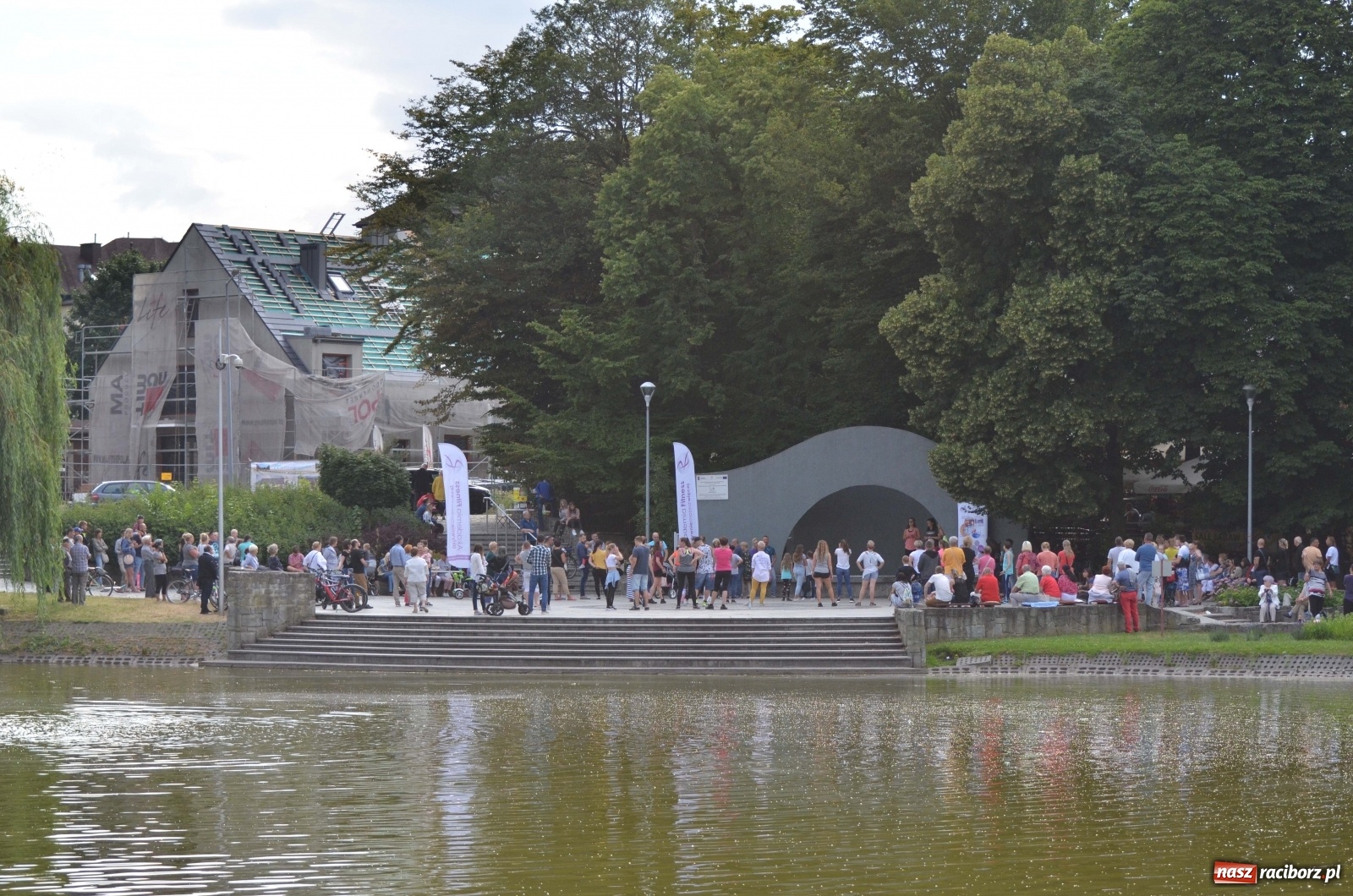 Zdjęcie w galerii na portalu naszraciborz.pl: Wakacyjne Latino Dance w parku m. Roth  wiadomości z regionu