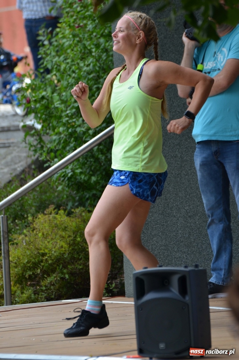 Zdjęcie w galerii na portalu naszraciborz.pl: Wakacyjne Latino Dance w parku m. Roth  wiadomości z regionu