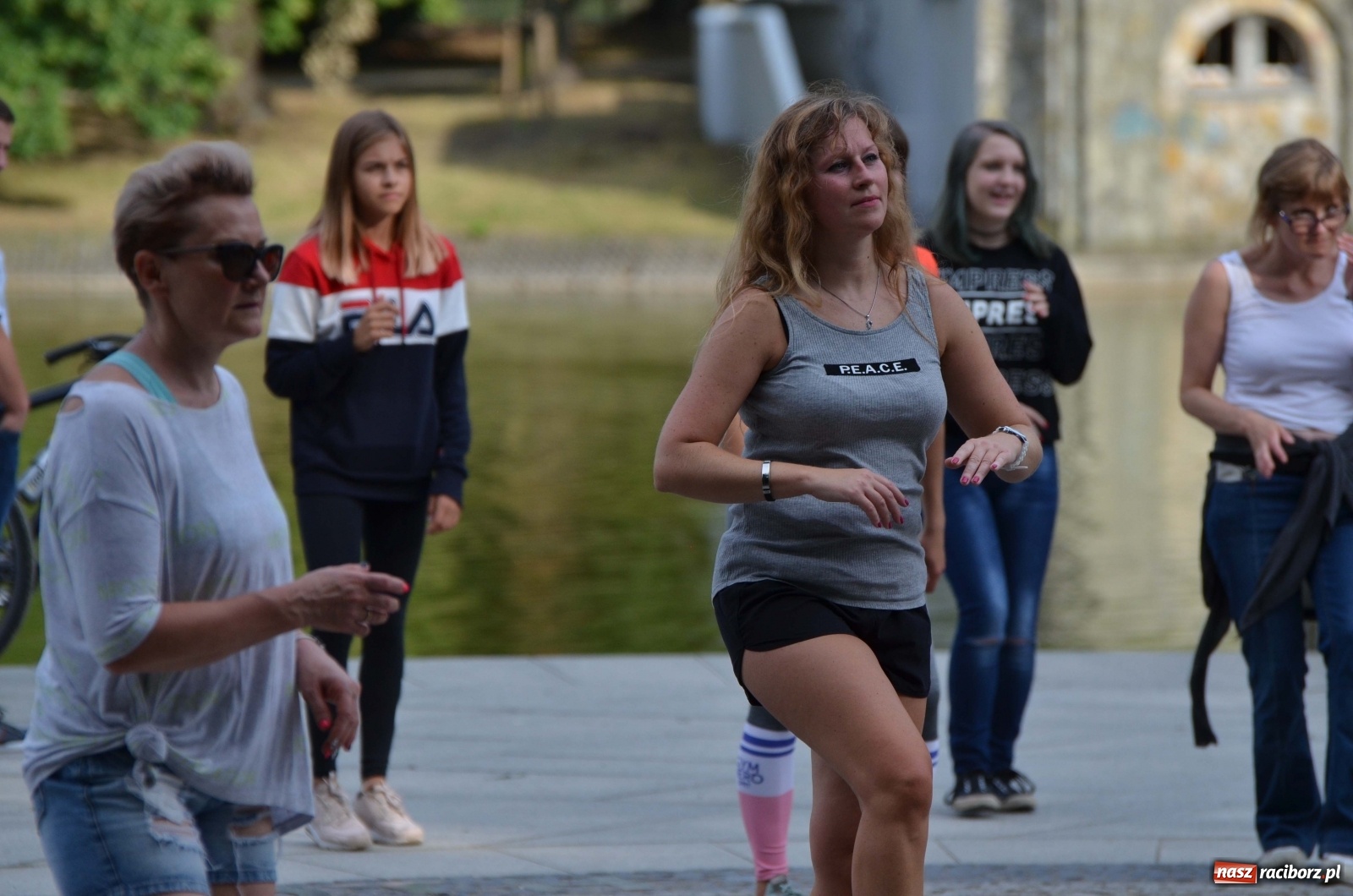 Zdjęcie w galerii na portalu naszraciborz.pl: Wakacyjne Latino Dance w parku m. Roth  wiadomości z regionu