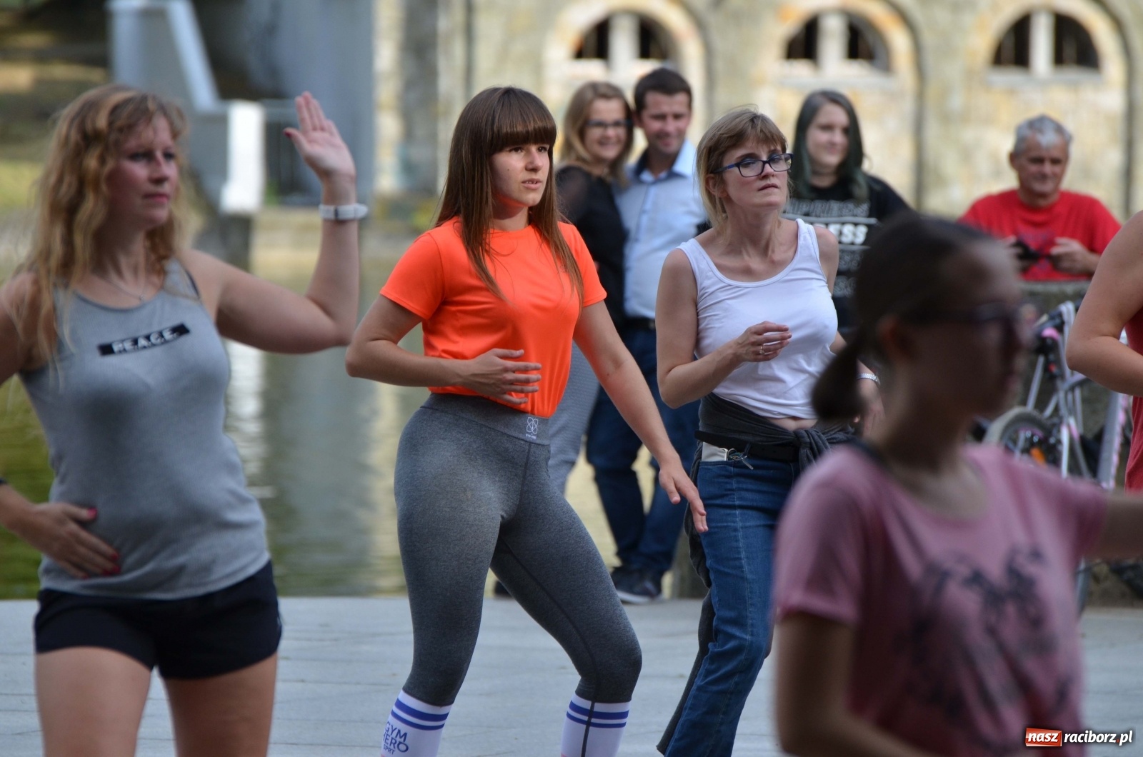Zdjęcie w galerii na portalu naszraciborz.pl: Wakacyjne Latino Dance w parku m. Roth  wiadomości z regionu