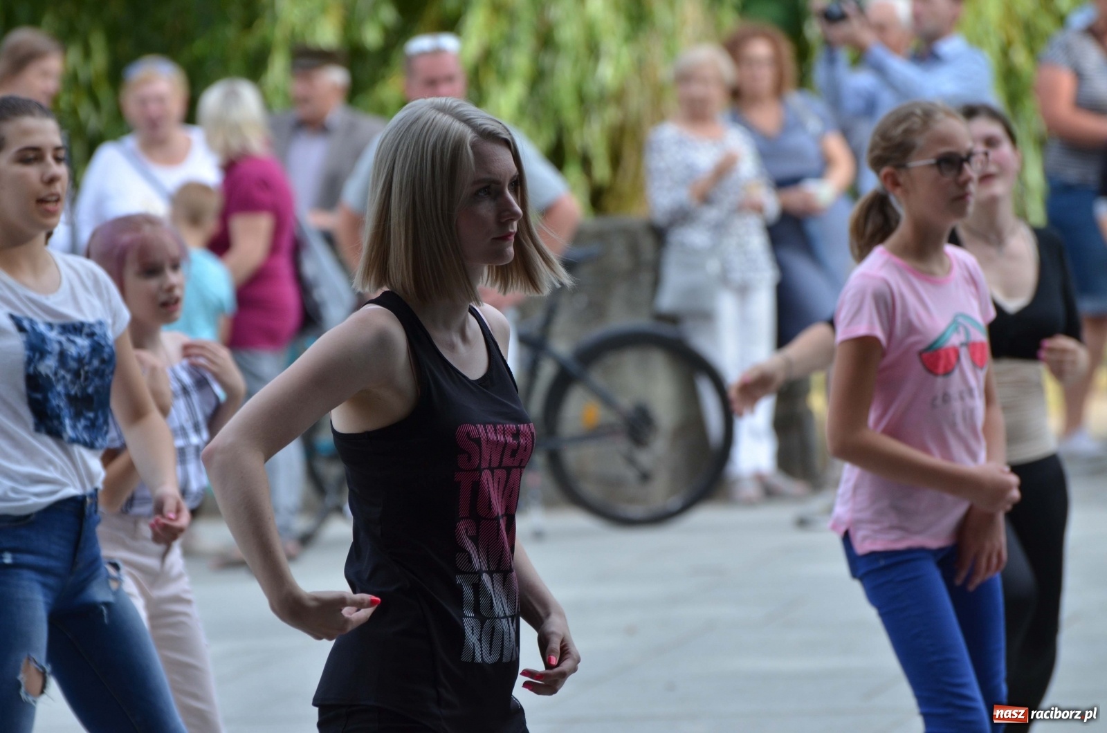 Zdjęcie w galerii na portalu naszraciborz.pl: Wakacyjne Latino Dance w parku m. Roth  wiadomości z regionu