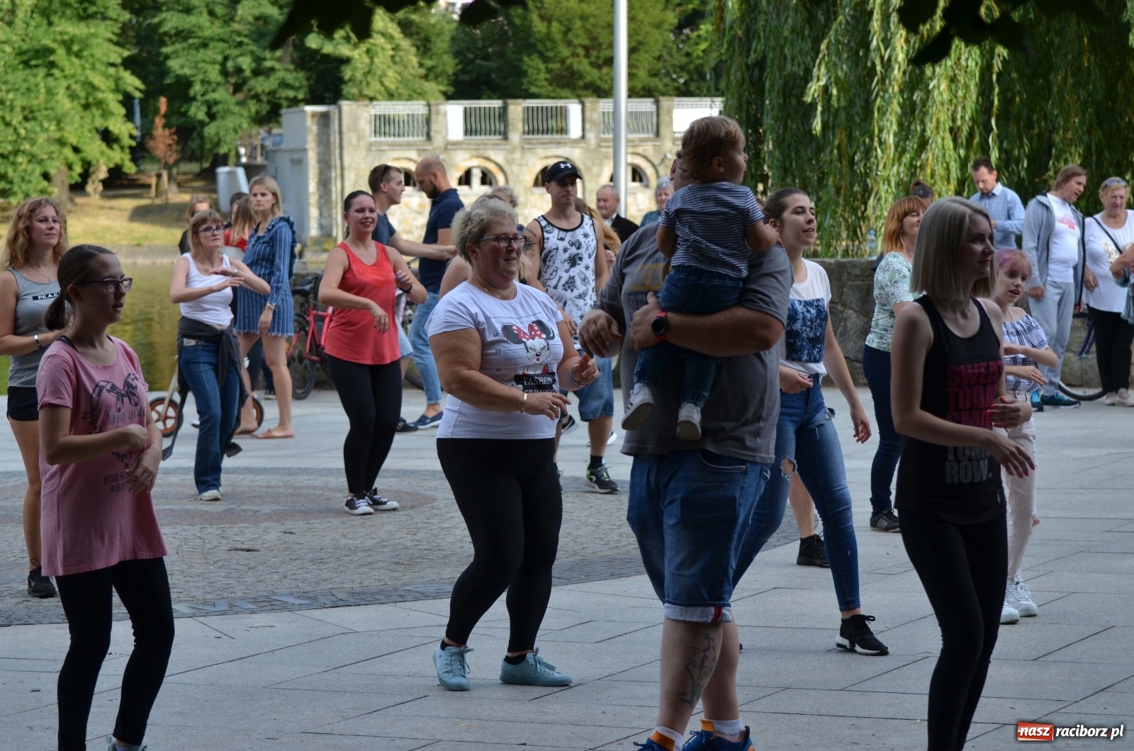 Zdjęcie w galerii na portalu naszraciborz.pl: Wakacyjne Latino Dance w parku m. Roth  wiadomości z regionu