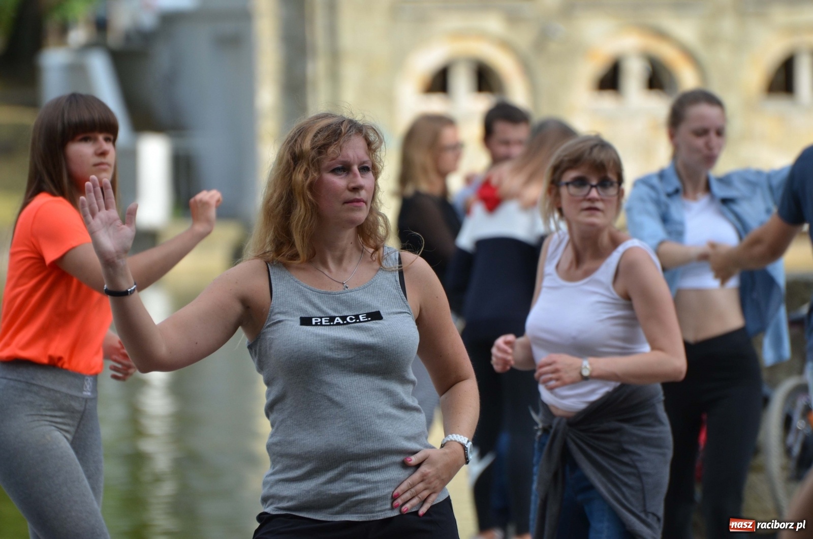 Zdjęcie w galerii na portalu naszraciborz.pl: Wakacyjne Latino Dance w parku m. Roth  wiadomości z regionu