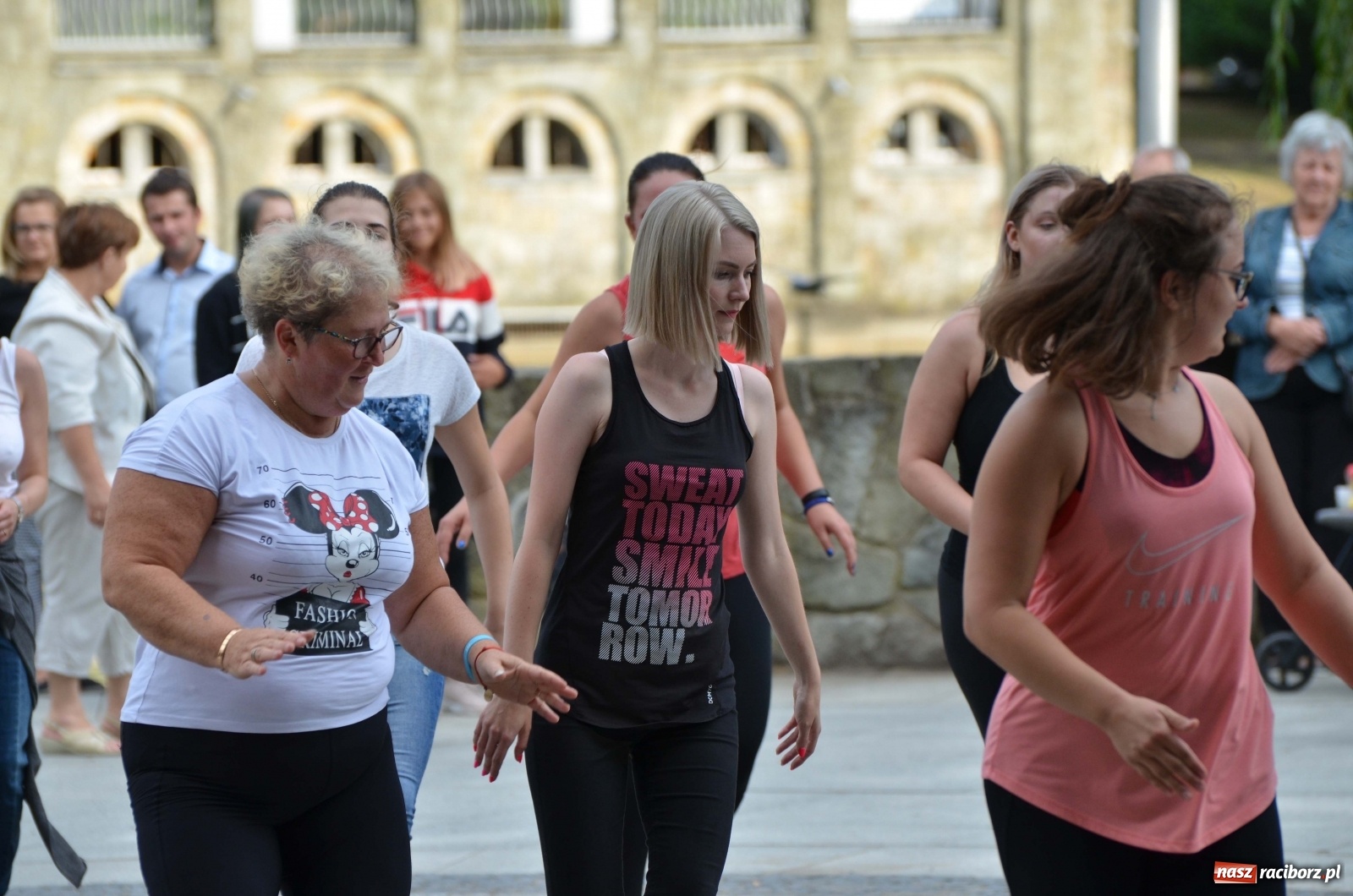 Zdjęcie w galerii na portalu naszraciborz.pl: Wakacyjne Latino Dance w parku m. Roth  wiadomości z regionu