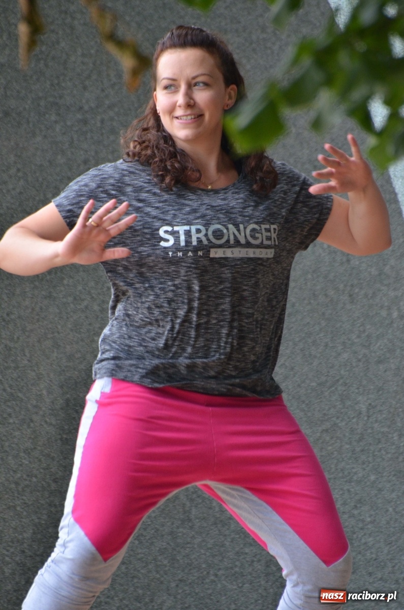 Zdjęcie w galerii na portalu naszraciborz.pl: Wakacyjne Latino Dance w parku m. Roth  wiadomości z regionu