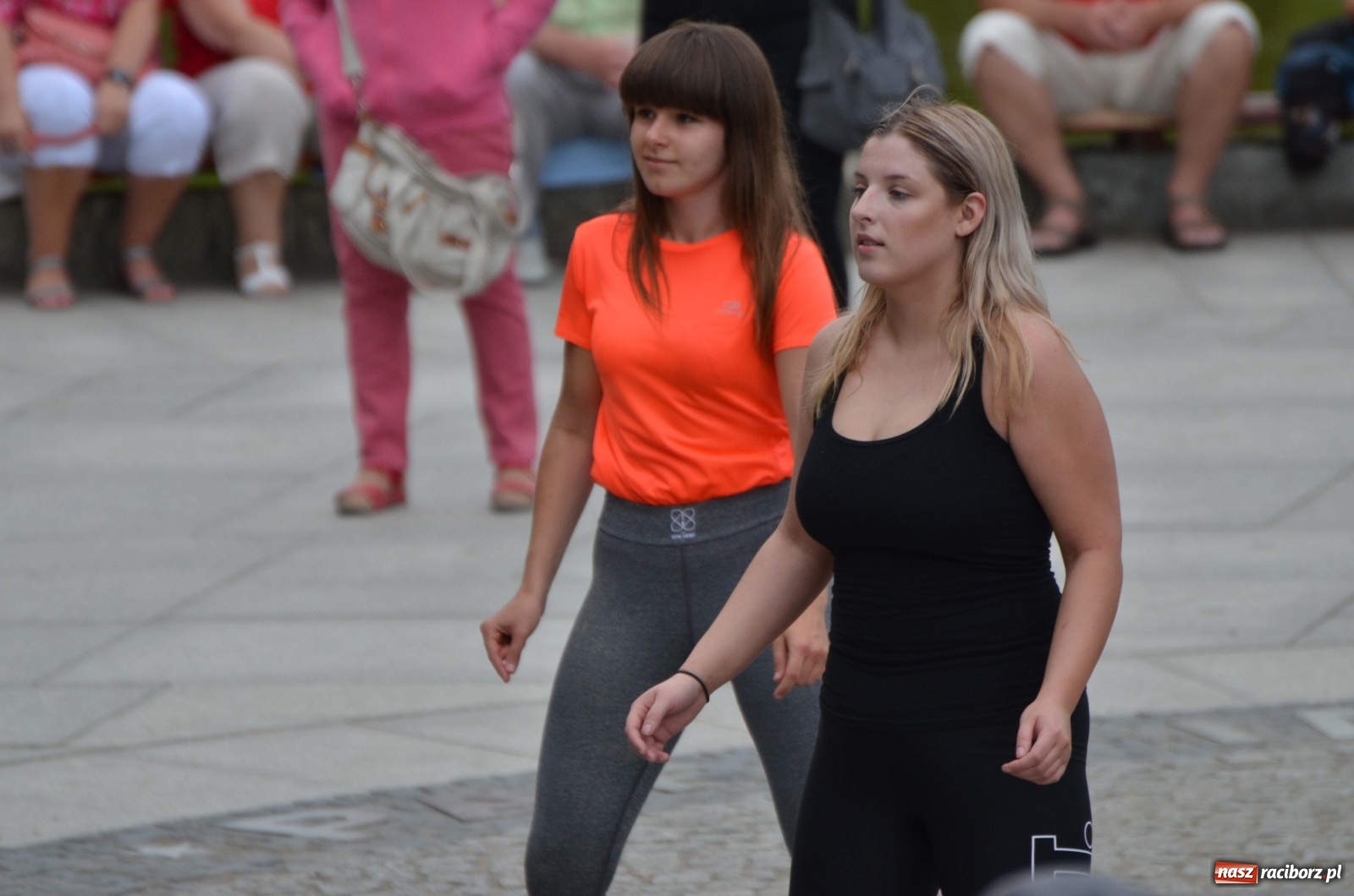 Zdjęcie w galerii na portalu naszraciborz.pl: Wakacyjne Latino Dance w parku m. Roth  wiadomości z regionu