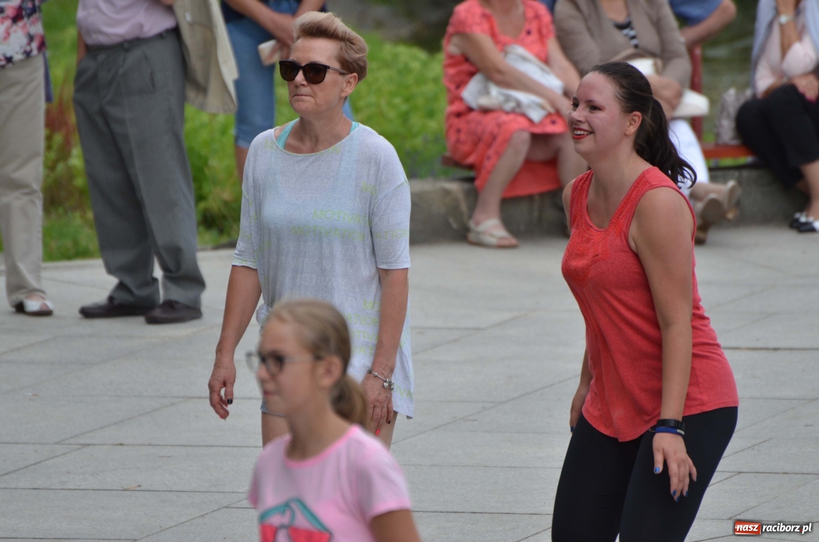 Zdjęcie w galerii na portalu naszraciborz.pl: Wakacyjne Latino Dance w parku m. Roth  wiadomości z regionu