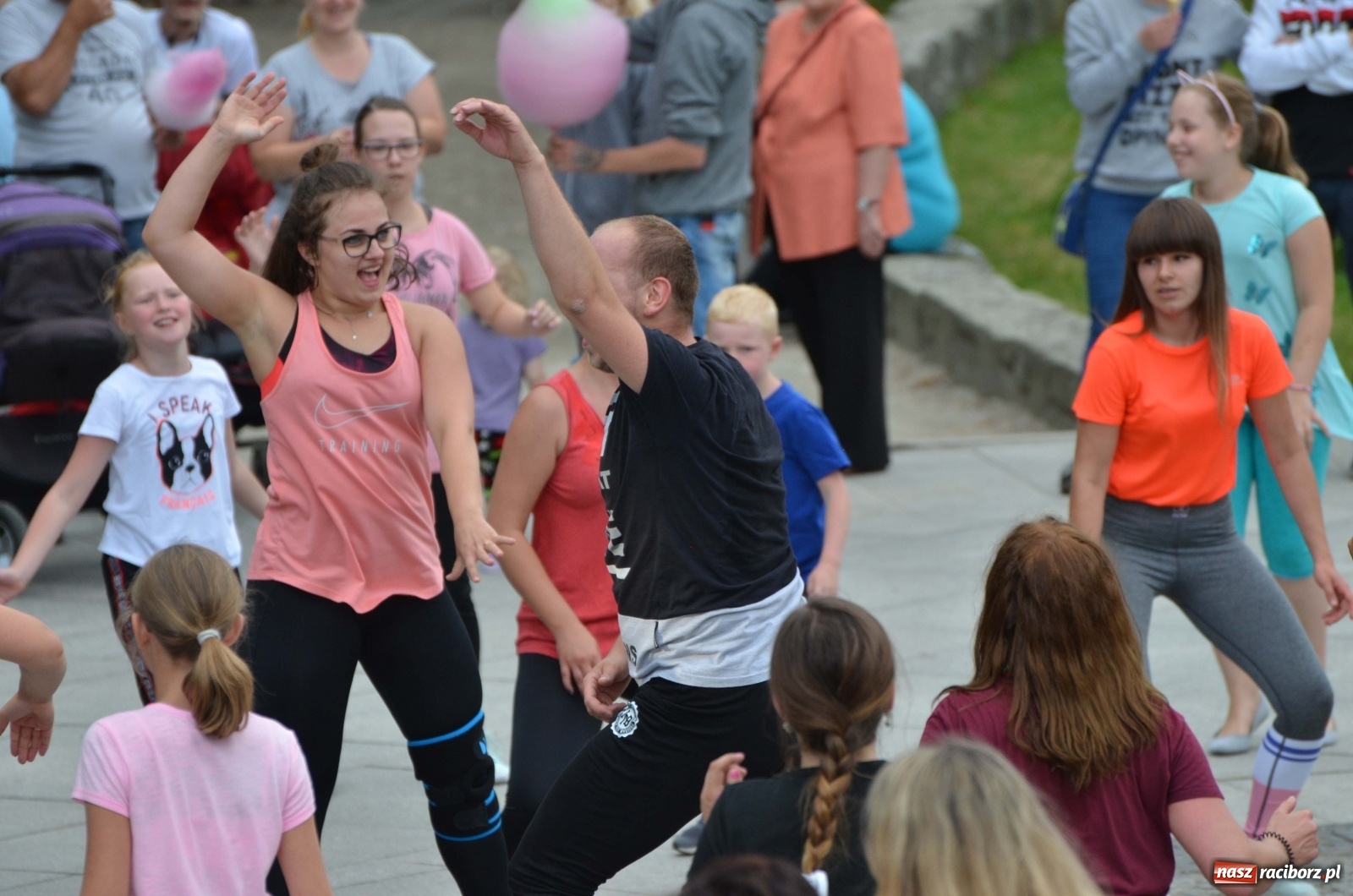 Zdjęcie w galerii na portalu naszraciborz.pl: Wakacyjne Latino Dance w parku m. Roth  wiadomości z regionu
