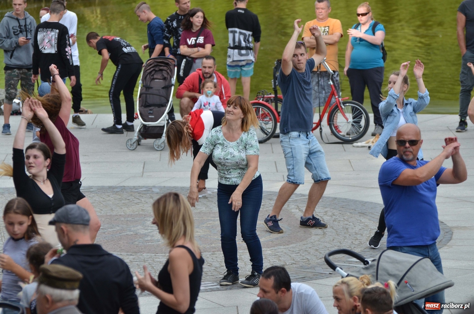 Zdjęcie w galerii na portalu naszraciborz.pl: Wakacyjne Latino Dance w parku m. Roth  wiadomości z regionu