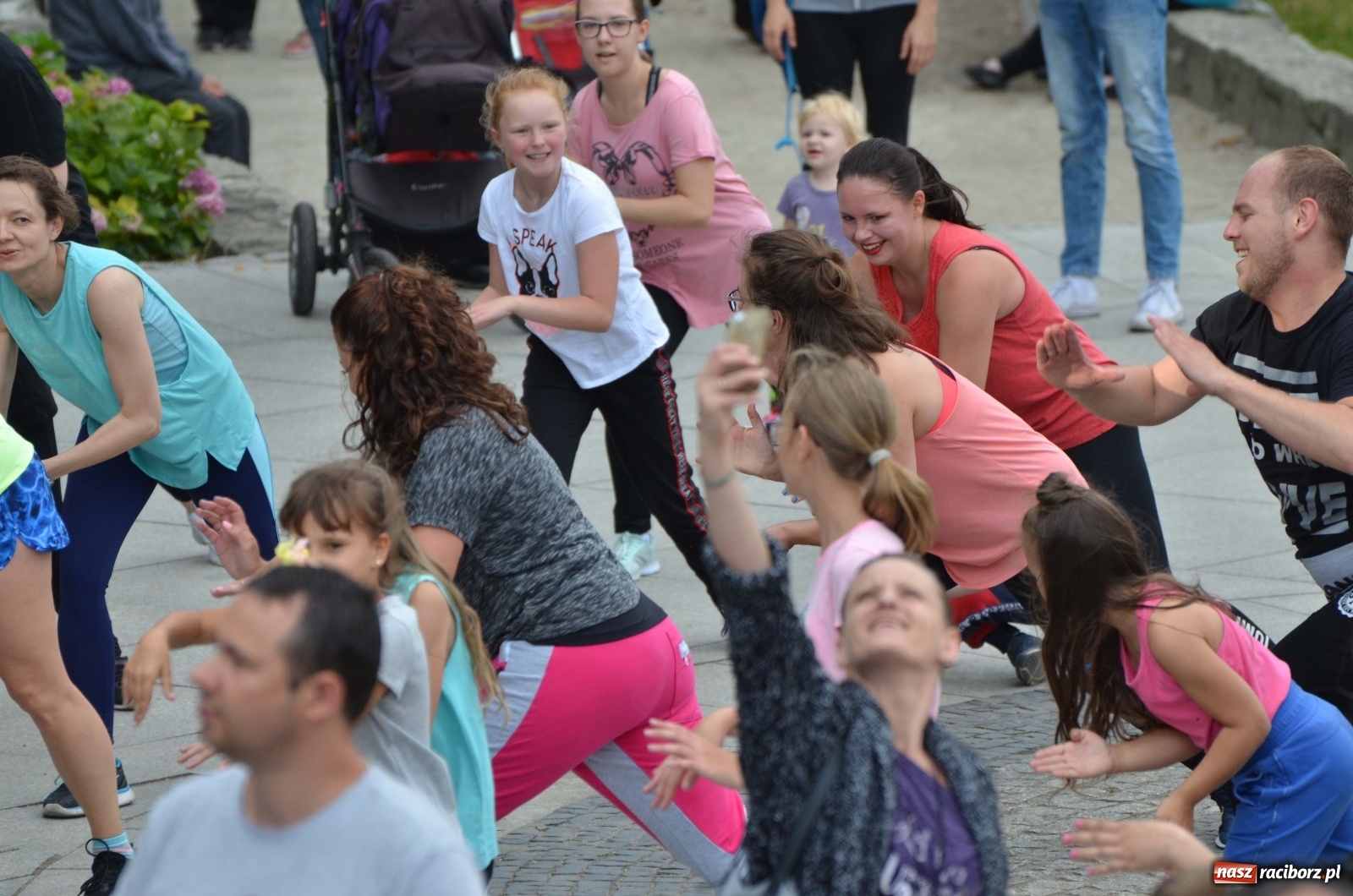 Zdjęcie w galerii na portalu naszraciborz.pl: Wakacyjne Latino Dance w parku m. Roth  wiadomości z regionu