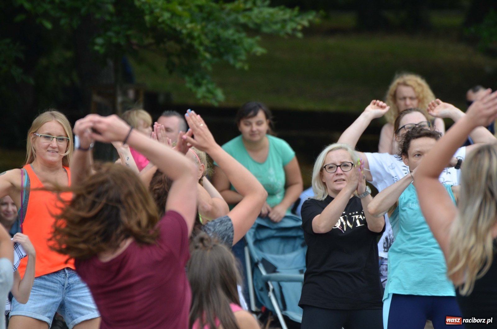 Zdjęcie w galerii na portalu naszraciborz.pl: Wakacyjne Latino Dance w parku m. Roth  wiadomości z regionu
