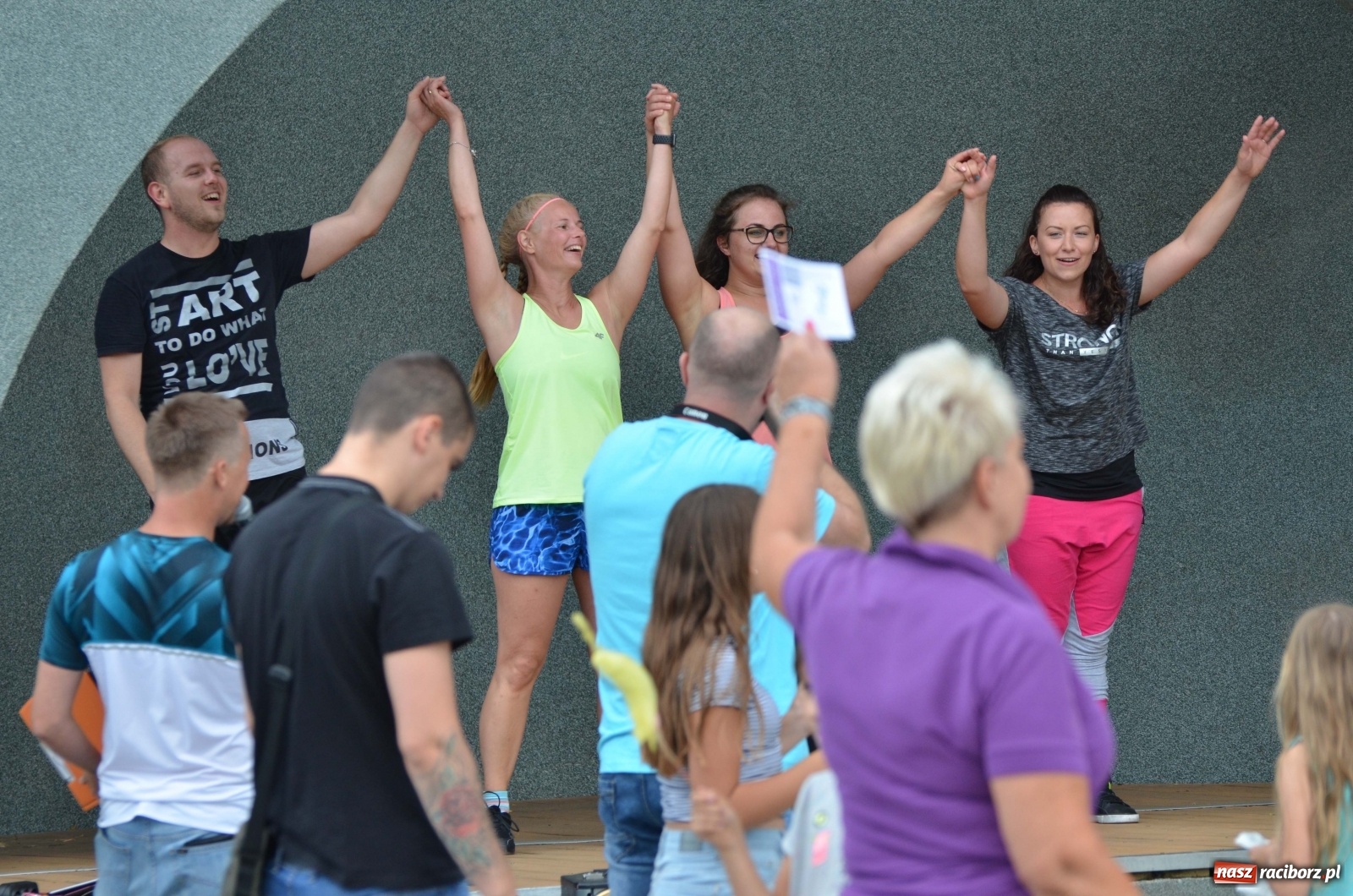 Zdjęcie w galerii na portalu naszraciborz.pl: Wakacyjne Latino Dance w parku m. Roth  wiadomości z regionu