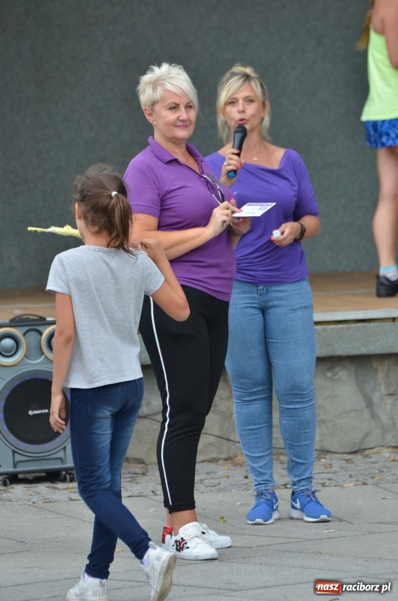 Zdjęcie w galerii na portalu naszraciborz.pl: Wakacyjne Latino Dance w parku m. Roth  wiadomości z regionu