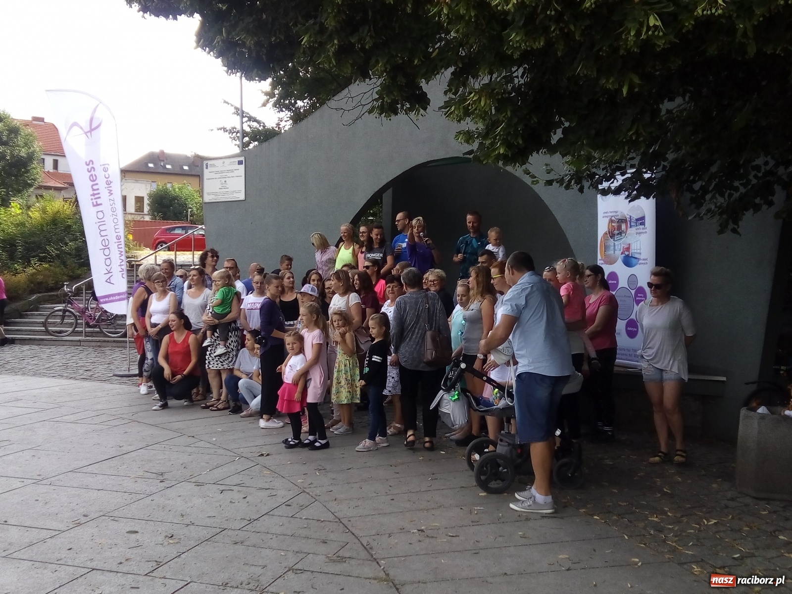 Zdjęcie w galerii na portalu naszraciborz.pl: Wakacyjne Latino Dance w parku m. Roth  wiadomości z regionu
