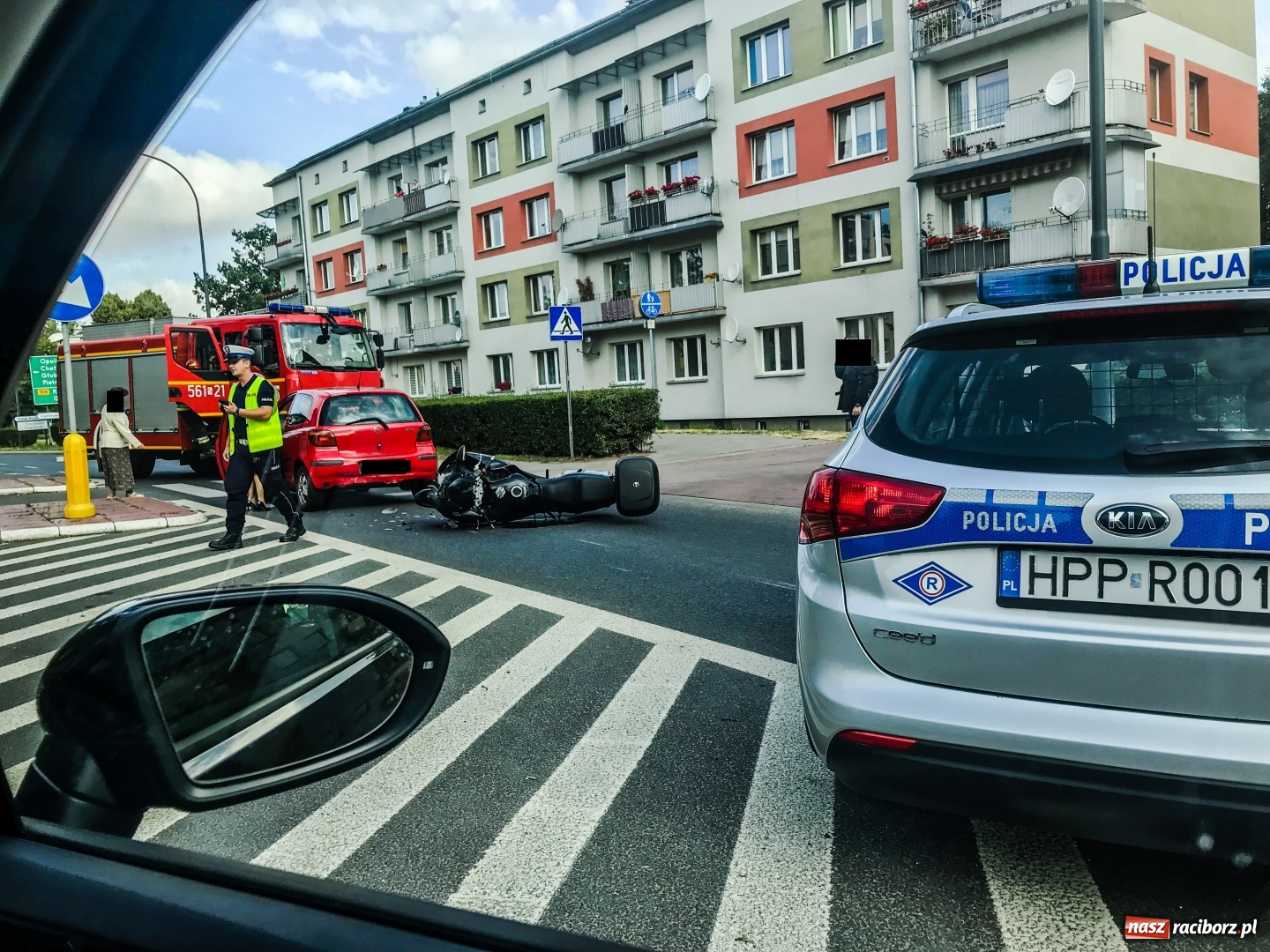 Zdjęcie w galerii na portalu naszraciborz.pl: Kolizja na Bosackiej. Motocyklista wjechał w toyotę [FOTO] wiadomości z regionu