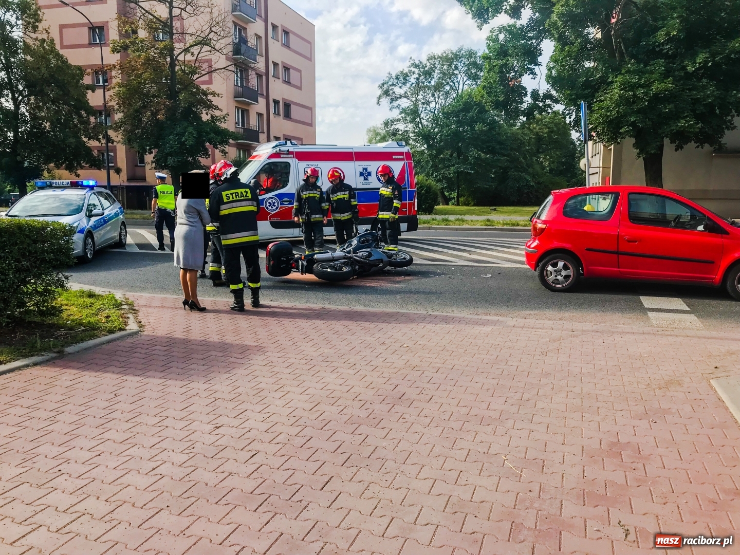 Zdjęcie w galerii na portalu naszraciborz.pl: Kolizja na Bosackiej. Motocyklista wjechał w toyotę [FOTO] wiadomości z regionu