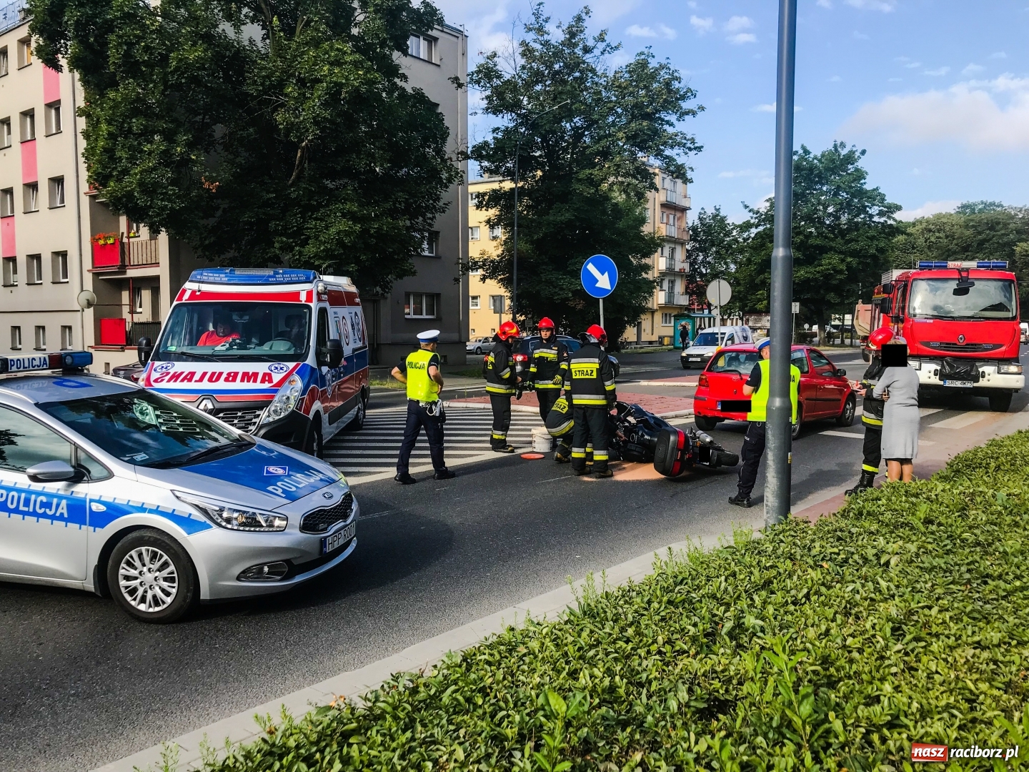 Zdjęcie w galerii na portalu naszraciborz.pl: Kolizja na Bosackiej. Motocyklista wjechał w toyotę [FOTO] wiadomości z regionu
