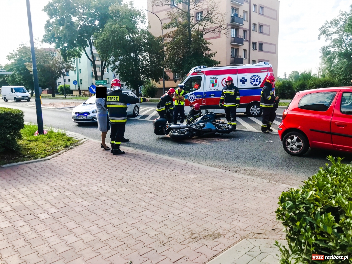 Zdjęcie w galerii na portalu naszraciborz.pl: Kolizja na Bosackiej. Motocyklista wjechał w toyotę [FOTO] wiadomości z regionu