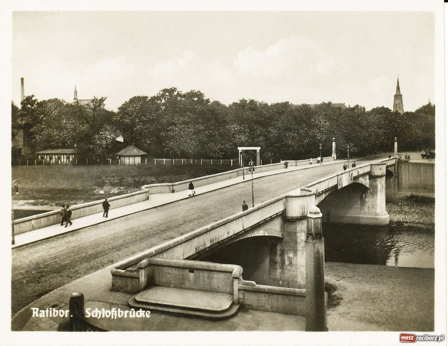 Zdjęcie w galerii na portalu naszraciborz.pl: Odra odsłania dno. Jakie skarby kryje rzeka? Czy znajdzie się tajemne przejście z zamku do klasztoru dominikanek? wiadomości z regionu